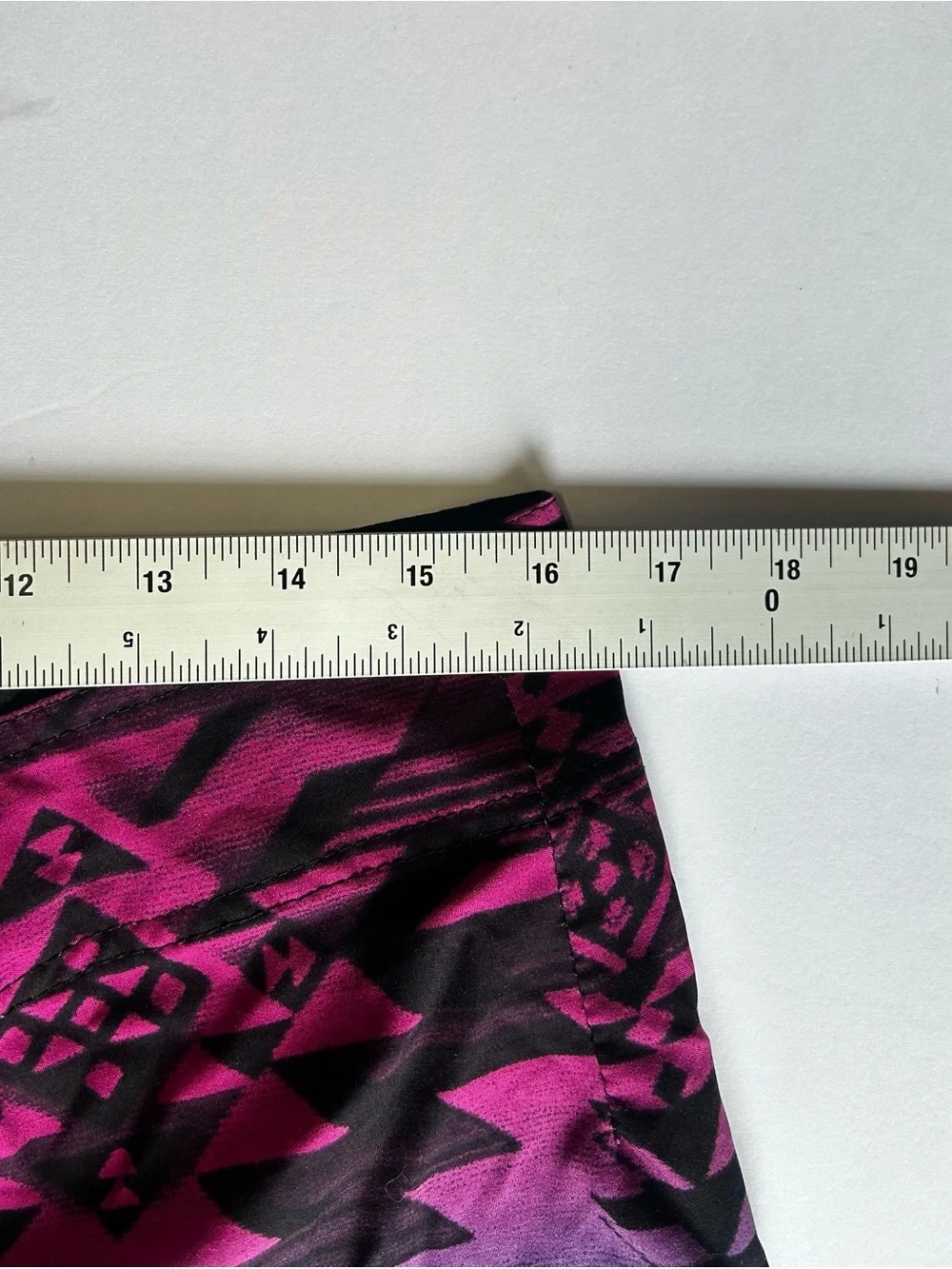 Ocean Current Men’s Swimsuit Board Shorts Aztec Pocket Black/Pink/ Blue Size 32